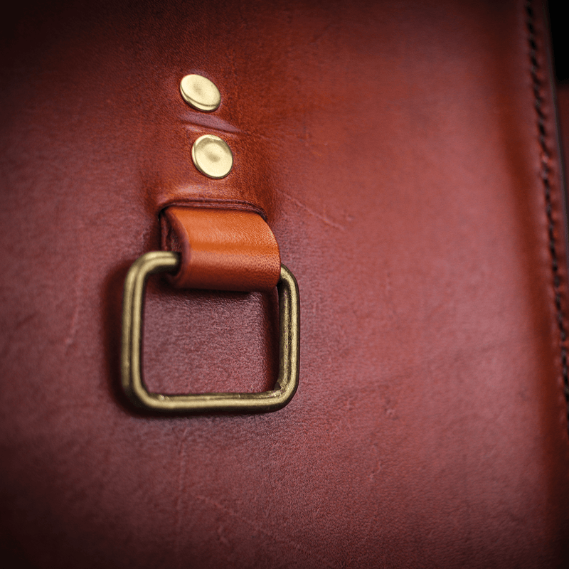 brass buckle close up of large leather builders belt pouch